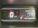 視認性の高いメーターで、運転に必要な情報を的確に把握できます。デジタル表示で、様々な情報を分かりやすく確認可能です。