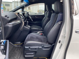 運転しやすい視界と、操作しやすい配置が、快適なドライブをサポートします。上質な素材が、心地よい空間を演出します。
