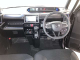 運転席周りのレイアウトをご覧ください。ナビゲーションが綺麗に装着されスッキリ収まってますね!操作スイッチも手が届きやすくわかりやすいです!