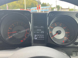 視認性の高いメーターで、速度やエンジン回転数を一目で確認できます。運転に必要な情報を的確に伝え、安全運転をサポートします。