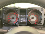 視認性の高いメーター類が、運転に必要な情報を的確に伝えます。落ち着いたデザインで、運転に集中できる空間を提供します。