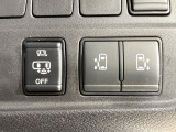 【ハンズフリー機能付き両側パワースライドドア】スライドドアの下に足先を入れてすぐ引くと、自動的にスライドドアが開閉します!荷物で両手がふさがった状態でも、ドアの開閉ができてとっても便利!