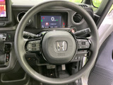 握りやすい形状で、快適な運転をサポートします。ステアリング操作もスムーズに行え、運転の楽しさを向上させます。