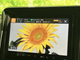 停車中に楽しめるTV機能。長距離移動の休憩時間に、ニュースや番組でリフレッシュできます。快適な時間を過ごせます。