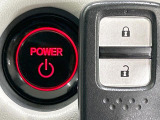 【Hondaスマートキー】カバンやポケットに入れたままでもドアの施錠・解錠が可能なスマートキーを装備。エンジンのオン・オフ時もカギを取り出す必要が無いからとっても便利です♪