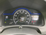 視認性の高いメーター類で、運転に必要な情報を的確に把握できます。運転に集中できる、シンプルで機能的なデザインが特徴です。