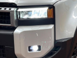 【LEDヘッドライト】悪天候や夜間走行時も良好な視界を確保し安心して運転できる高輝度LEDヘッドライトを装備!点灯速度が早く、消費電力も抑えられています。