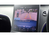 【360度カメラシステム】リバースと連動し、車両後方の映像をディスプレィに表示歪みの少ないカメラにより鮮明な画像で後退の運転操作をサポートします。
