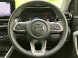 握りやすいステアリングで、快適な運転操作をサポートします。操作性にも優れており、スムーズなハンドリングを実現します。