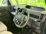 運転席からの視界は良好で、運転操作もスムーズに行えます。快適な空間で、安全運転をサポートします。