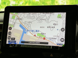 目的地までのルートをわかりやすく表示。スムーズな運転をサポートする頼もしいナビゲーションシステムが搭載されています。