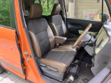 運転席シート廻りは使用感も少なく、良好な状態となっています。丁寧に使われていたことがよくわかりますね。