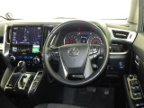 運転席まわりです。 各操作スイッチは使いやすい位置に配置されてます。