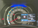 視認性の高いメーターで、運転に必要な情報をしっかり確認できます。速度や回転数、燃費など、様々な情報を一目で把握できます。