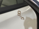 【ブラインドスポットインフォメーション】走行中、ドアミラーの死角になりやすい箇所に後続車が接近するとサイドミラー付近に警告を表示、ドライバーに注意喚起をしてくれます。