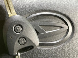 【キーレス】少し離れた場所からでもボタン一つでドアの開錠・施錠ができるのでとっても便利!ドアの鍵穴周りに傷をつけることもありません♪