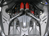 3.9L V8ツインターボエンジンを搭載し、620cvのゆとりあるパワーと滑らかな加速を提供します。