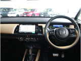操作性に優れた運転席となります!小物入れや各ボタンの配置にこだわり、使いやすいです!座り心地もよく視認性も良好なのでロングドライブもお任せ下さい!