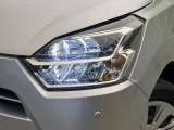 【LEDヘッドライト】悪天候や夜間走行時も良好な視界を確保し安心して運転できる高輝度LEDヘッドライトを装備!点灯速度が早く、消費電力も抑えられています。