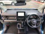 シンプルながら機能性溢れる運転席廻りです。視界性もよく、運転しやすいですよ。