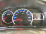 視認性の高いメーターで、走行情報を的確に把握できます。運転に集中できる、シンプルで分かりやすいデザインです。各種警告灯も確認しやすい配置です。