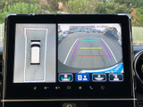 狭い道や駐車時も安心。後方の状況を画面で確認できるので、安全な運転をサポートします。ガイドライン表示で、駐車も楽々です。