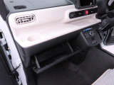 納車前に12ヶ月点検・エンジンオイル交換・ バッテリー交換・ワイパーゴム交換・キーレス、キーフリーの電池交換を実施しております。ダイハツの整備士がきっちりと点検したお車をお届けいたします!