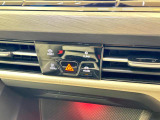 タッチコントロール式3ゾーンフルオートエアコンパネル。運転席、助手席それぞれ独立して温度管理が可能です。花粉やダストを除去するフレッシュエアフィルターも装備され、クリーンな室内環境を保ちます。