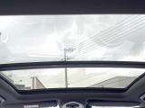 ●サンルーフ:開放感たっぷりの希少装備、サンルーフが装着されています!車内に明かりを取り入れたり景色を楽しむ以外にも、車内の空気も簡単に換気できて快適です!