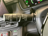 操作しやすい位置に配置されたウインカーレバーで、安全な車線変更をサポート。直感的に操作でき、運転をスムーズにします。