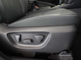 パワーシート搭載。微妙な調整が手軽にでき、ピッタリのポジションで運転することが可能です。