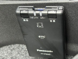 【ETC】有料道路を利用する際に料金所で停止することなく通過できる、ETC車載器(ノンストップ自動料金収受システム機器)が装備されています。セットアップを行うことで利用可能になります。