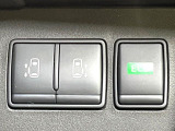 【両側パワースライドドア】スマートキーや運転席のスイッチで後席両側スライドドアの開閉が可能♪電動だから力を入れてドアを開ける必要が無く、小さなお子様でも簡単に開け閉めでき快適です♪