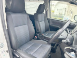 運転席まわりには十分なスペースがあり、大柄な方でもゆったり運転していただける環境です。