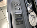 【電動格納ミラー】サイドミラーは電動格納式となっており、狭い駐車場でもキズがつくリスクを抑えられます。