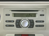 CDやラジオで、お気に入りの音楽を楽しめます。シンプル操作で使いやすく、運転中の快適なドライブをサポートします。日常の移動がより楽しくなるでしょう。