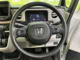 握りやすいステアリングは、長時間の運転でも疲れにくい設計です。操作性にも優れ、快適なドライブをサポートします。