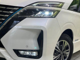 【LEDヘッドライト】悪天候や夜間走行時も良好な視界を確保し安心して運転できる高輝度LEDヘッドライトを装備!点灯速度が早く、消費電力も抑えられています。