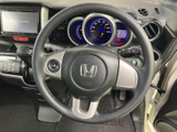握りやすいステアリングで、快適なドライビングをサポート。操作性も高く、運転がより楽しくなります。スポーティなデザインも魅力です。