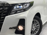 【LEDヘッドライト】悪天候や夜間走行時も良好な視界を確保し安心して運転できる高輝度LEDヘッドライトを装備!点灯速度が早く、消費電力も抑えられています。