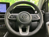 握りやすいステアリングは、長時間の運転でも疲れにくい設計。快適なドライビングをサポートします。