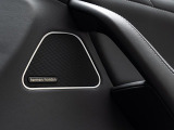 メーカーオプションのharman/kardonプレミアムサウンドは室内を包み込むコンサート会場のような音を奏でます。