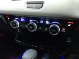 オートエアコンは左右席で独立温度コントロールが可能です。シートヒーター付きで、冷えた車内でもスイッチを押せば数秒で座面と背もたれがあたたかくなります。