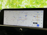 高精細な地図表示で、道に迷う心配はありません。渋滞情報もリアルタイムで確認でき、スムーズな運転を支援します。目的地まで安心のカーナビゲーション。