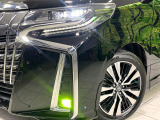 【シーケンシャルターンランプ付きLEDヘッドライト】人気の『流れるウィンカー』付きのLEDヘッドライトを装備♪高級感はもちろん、点灯時は存在感たっぷりで他車からも認識されやすく安心です。