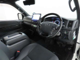シンプルで使いやすいデザインの運転席です。