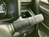 操作しやすい位置に配置されたウインカーレバー。直感的な操作で、安全な車線変更をサポートします。スムーズな運転を意識しました。