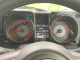 視認性の高いメーター類が、運転に必要な情報を的確に伝えます。走行状況を常に把握できるので、安全運転に貢献します。