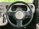 握りやすい形状で、運転操作をスムーズに行えます。操作性にも優れ、長距離運転でも疲れにくい設計。快適なドライビング体験を約束します。