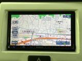 わかりやすい地図表示で、目的地までスムーズに案内します。渋滞情報も確認でき、効率的なルート選択が可能ですね。